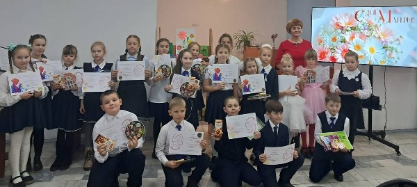 20 ноября в Библиотеке семейного чтения прошёл конкурс чтецов среди младших школьников "Любовью материнской мир прекрасен!", посвящённый Дню матери. 