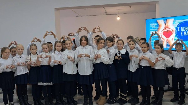 26 ноября библиотека семейного чтения провела праздничную программу, посвящённую Дню матери.