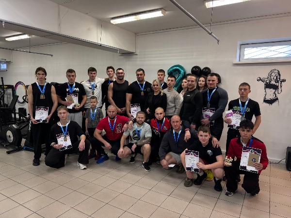 Сталь и воля: в нашем городе прошел турнир по народному жиму и армрестлингу.