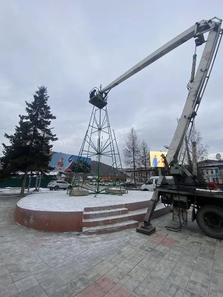 Сборка каркаса для новогодней ели,чистка тротуаров общего пользования,бурение отверстий