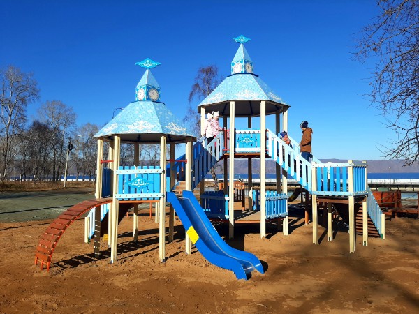 В парке "Железнодорожник" установлена новая детская площадка.