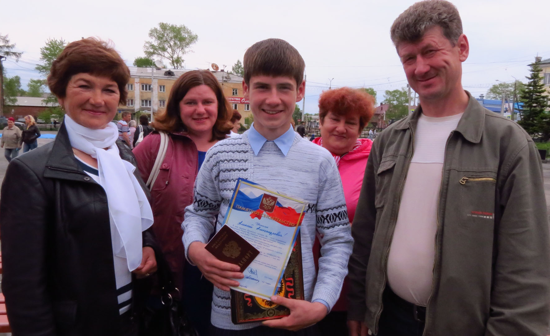Алексей Александрович Толстой в окружении родных, близких людей