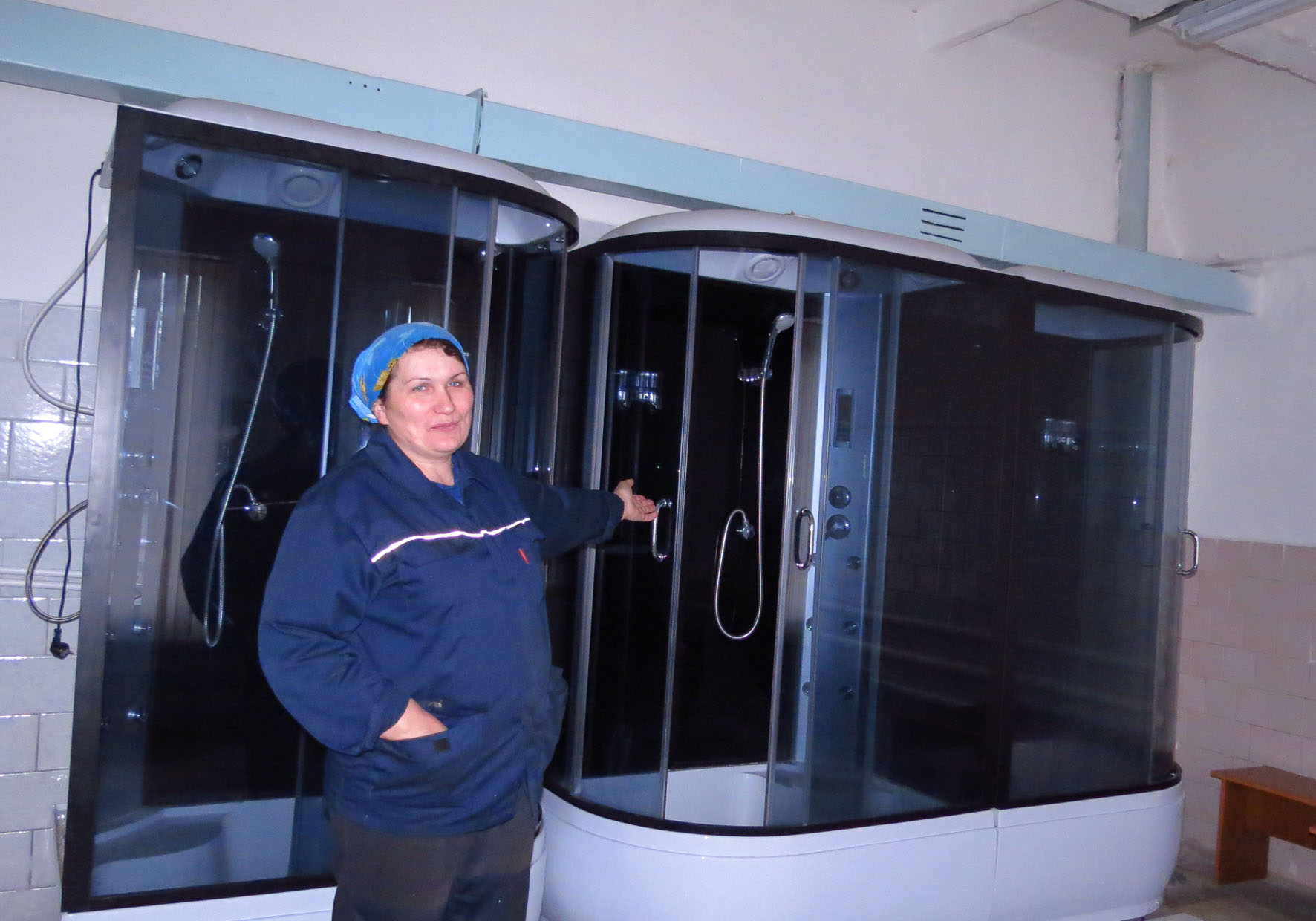 машинист моечной установки Любовь Сорокина показывает санбытовые условия